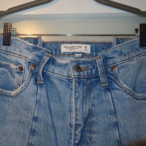 Abercrombie & Fitch 90s Relaxed Jean size 28/6r - worn once